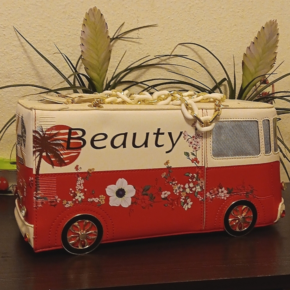 Big Bus Beauty Handbag 🚌 - Picture 4 of 6